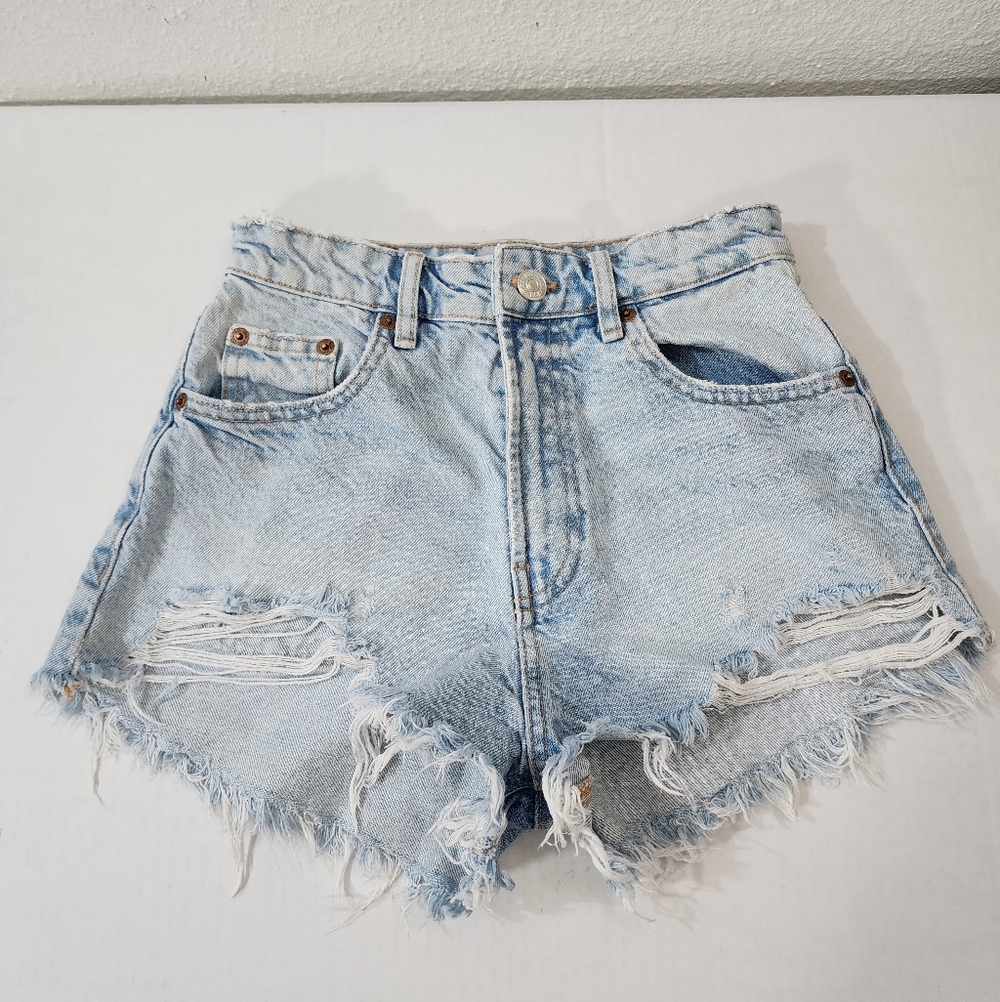 Zara High Rise Distressed Denim Shorts Light Wash Frayed Hem Size US 2